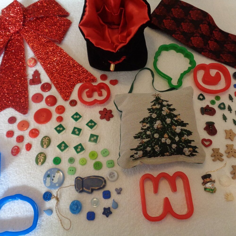 CHRISTMAS LAND PILLOW ORN VELVET BAG VINT TIE BUTTONS & BOW DODADS LOT